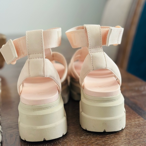 Ugg Sandals size 8.5 - Picture 4 of 7